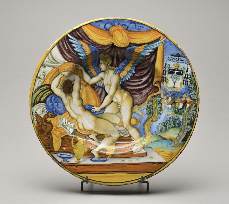 Italie, Assiette à bords plats Psyché et l’Amour d’après une gravure de Gian Giacomo Caraglio, 1542